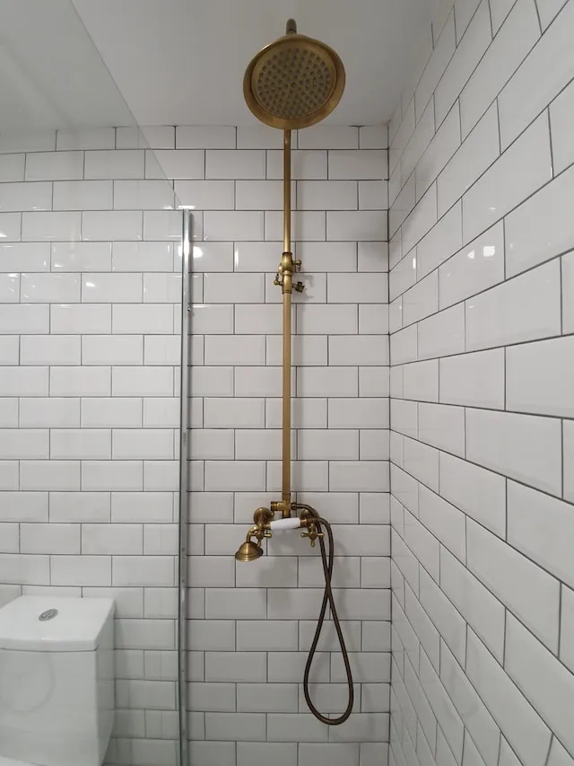 rengöring av vitt kakel i badrummet i stockholm